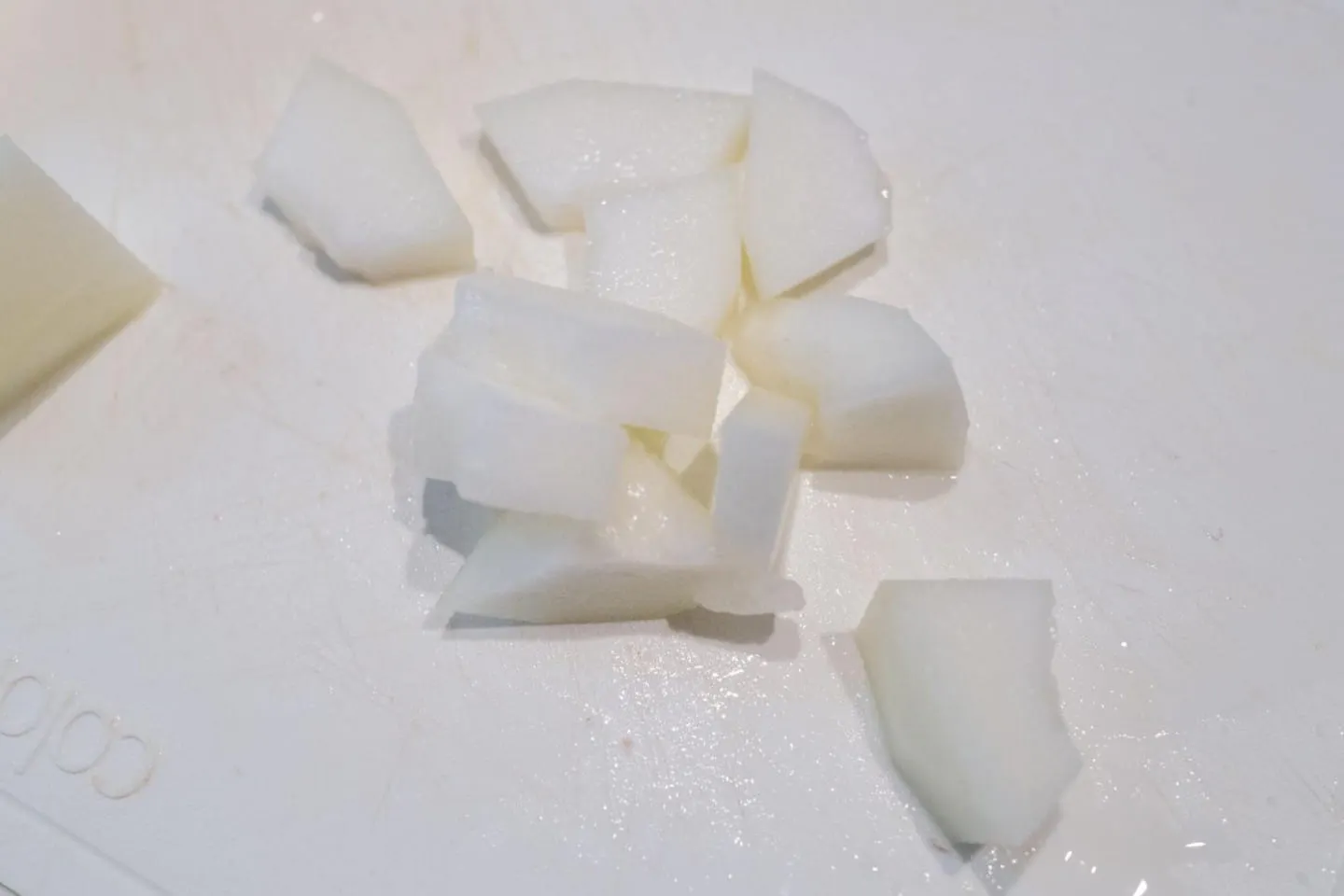 火が通りやすいように2〜3cm幅にカット。