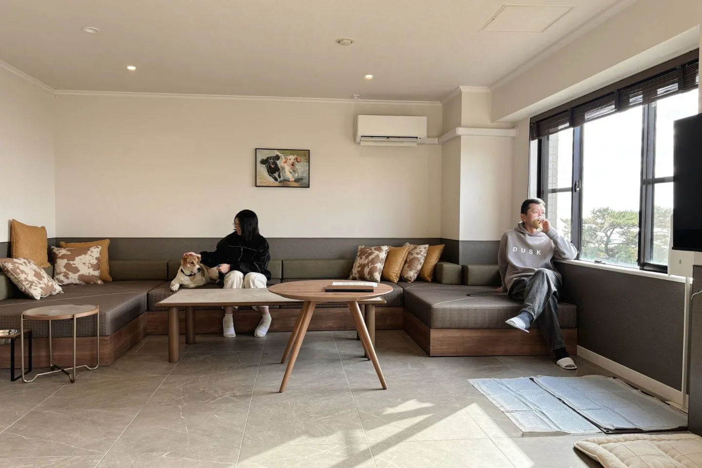ホテルの部屋の大きなソファ