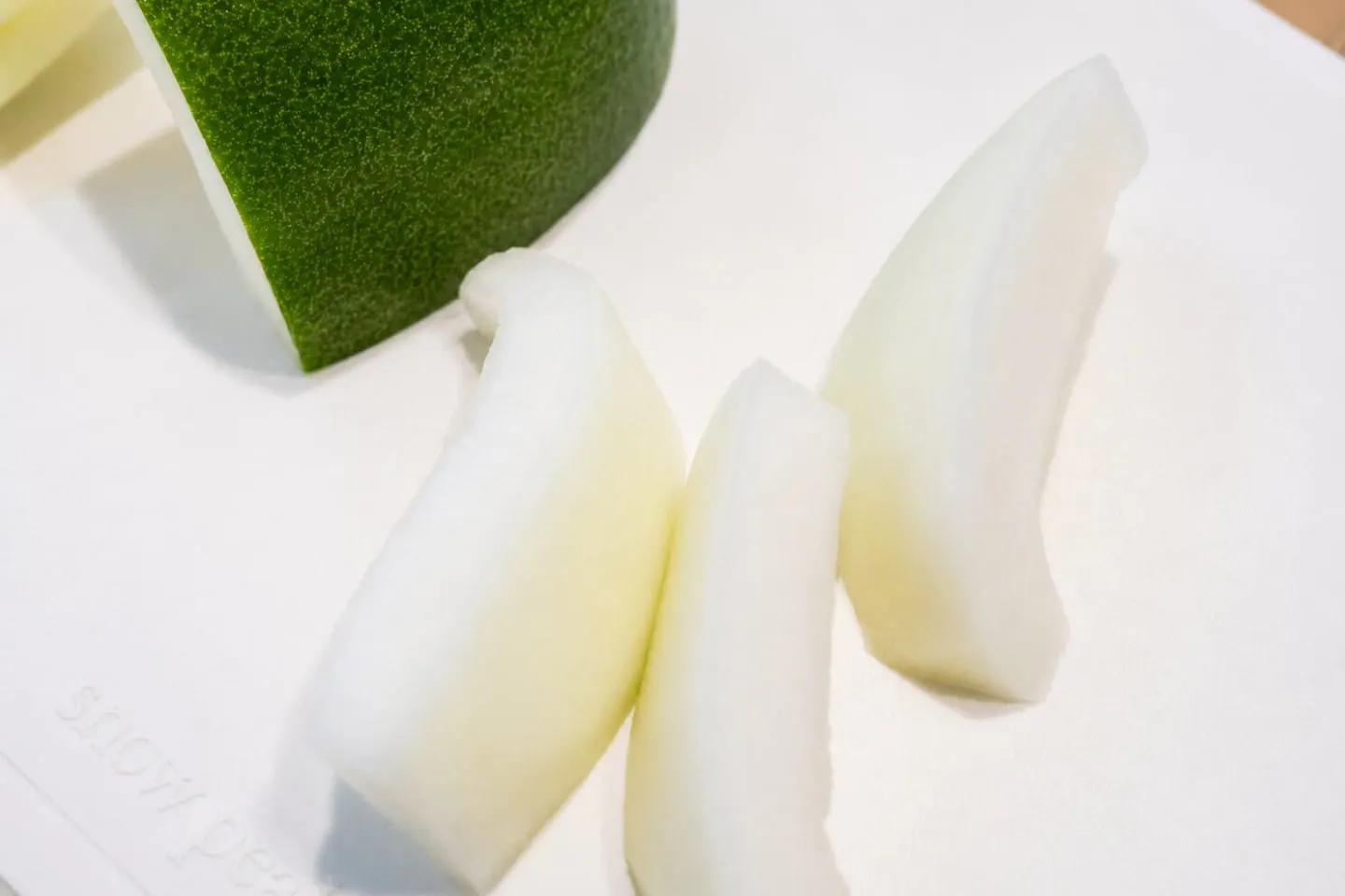 皮を剥いた冬瓜。これから茹でていく！