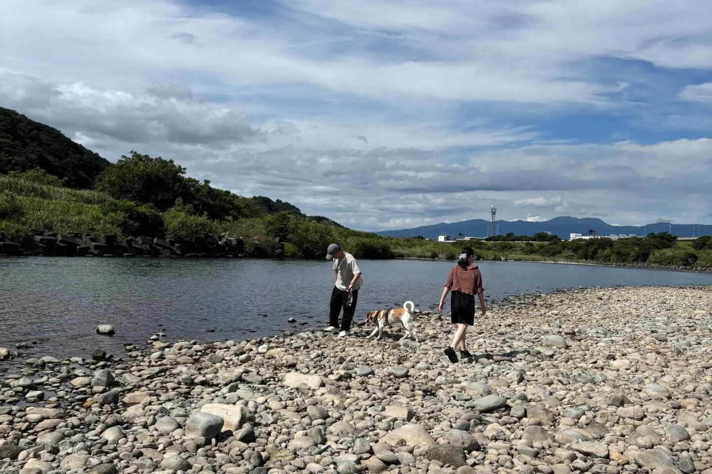 川のごく浅瀬に足をつけて遊ぶ 川のごく浅瀬に足をつけて遊ぶ